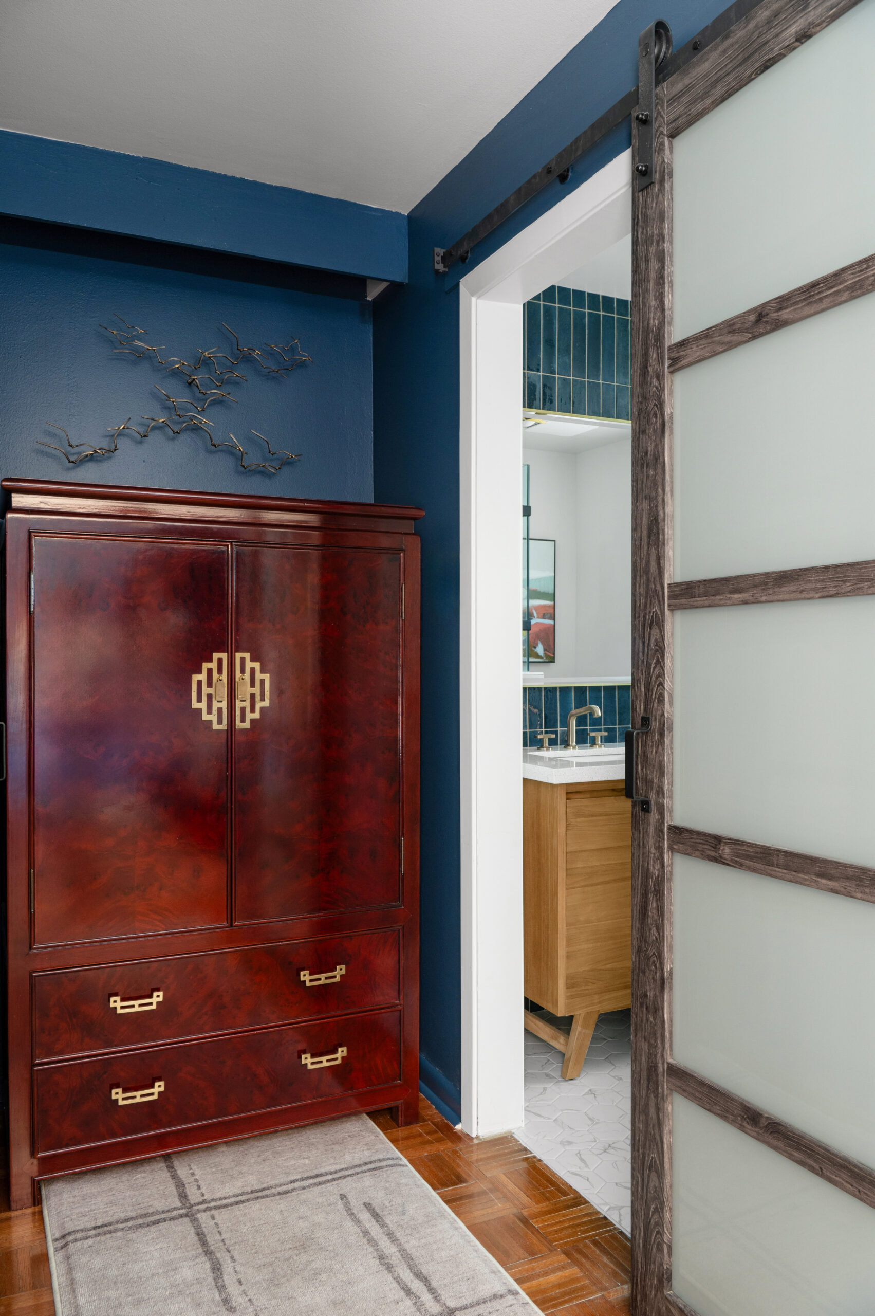 Bold and Elegant bathroom interior design with blue tile wall with its gold-flecked grout and modern gold lighting